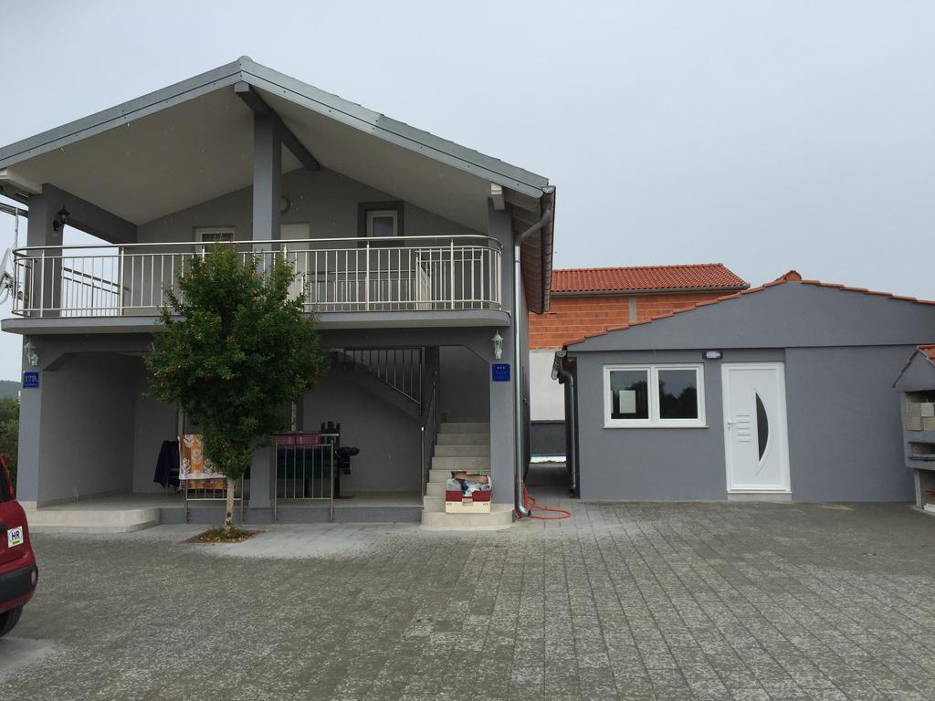 Haus Hanna Vodice Exteriör bild